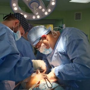 Στην φωτογραφια φαινεται ο Βασιλόπουλος Αριστομένης μεσα στην αιθουσα χειρουργειο - Ορθοπεδικός Χειρουργός